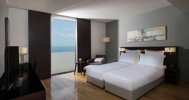 غرفة تنفيذية بسريرين منفصلين بإطلالة على البحر، Hilton Beirut Downtown 2/3