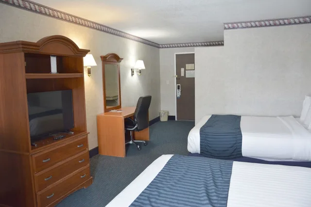 غرفة بسريرين كوين يُسمح فيها بالحيوانات الأليفة، Travelodge By Wyndham Milwaukee 4/4