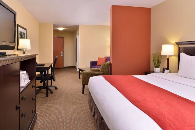 جناح، Comfort Suites Urbana Champaign University Area 2/4