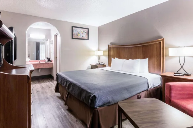 غرفة قياسية بسرير كينج مع أريكة، Econo Lodge Gainesville Downtown Area 1/5