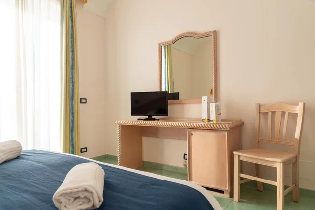 غرفة ثلاثية، Albatros Hotel 2/7