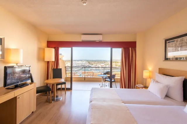 غرفة قياسية بسريرين منفصلين بإطلالة على المسبح، VILA GALE MARINA 3/10
