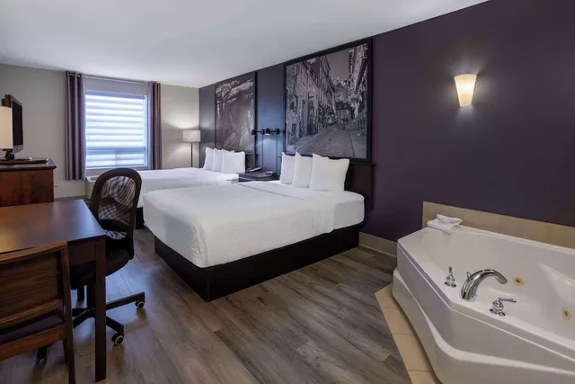 Suite, 2 Queen Beds, Super 8 By Wyndham Quebec City 8/8
