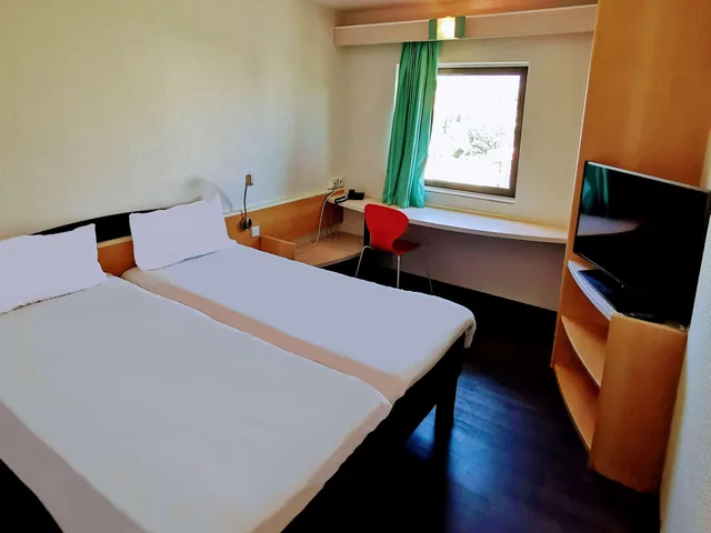غرفة قياسية بسريرين منفصلين، Ibis Leiria Fatima 2/8