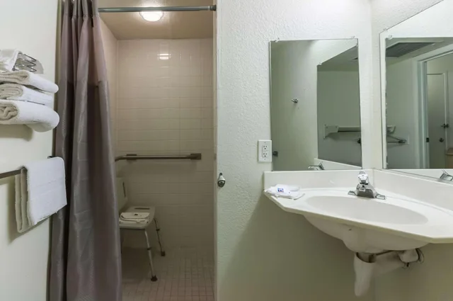 غرفة بسرير كوين لذوي الإعاقة، Motel6 Green River, UT 7/7