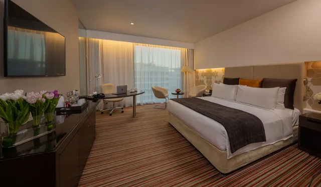 جناح بسرير كينج بإطلالة على المدينة بغرفة نوم واحدة للمدخنين، Crowne Plaza Abu Dhabi Yas Island 2/5