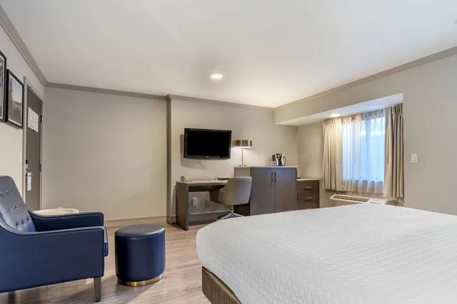 غرفة بسرير كينج مع أريكة بحوض استحمام، Best Western Plus Executive Suites 3/10
