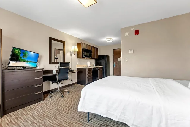 Efficiency, Queen Bed، Suburban Studios Washington, PA 3/7