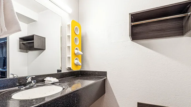 غرفة قياسية بسريرين مزدوجين، Motel6 Wethersfield, CT - Hartford 10/10