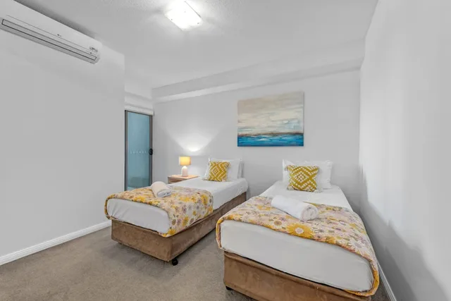 غرفة بشرفة بغرفتي نوم بإطلالة جزئية على البحر، Proximity Waterfront Apartments 1/3