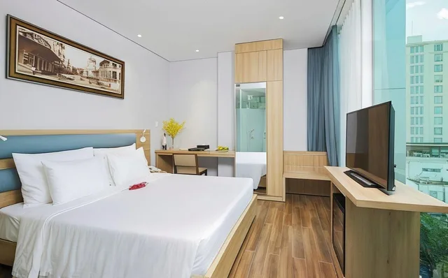 Signature, River, Queen Bed، Adora Mira Hotel (formerly Ramada Encore By Wyndham Saigon D1) 1/2