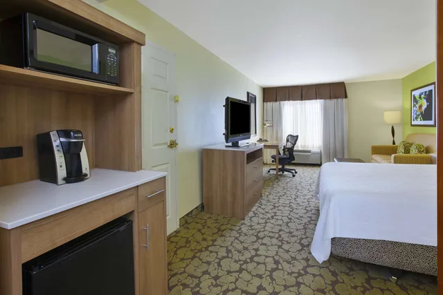 غرفة بسرير كينج بحوض استحمام لذوي الإعاقة، Hilton Garden Inn Wichita Hotel 2/2