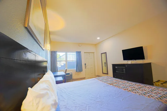 غرفة بسرير كينج لغير المدخنين، Sunrise Inn by OYO Titusville FL 1/10