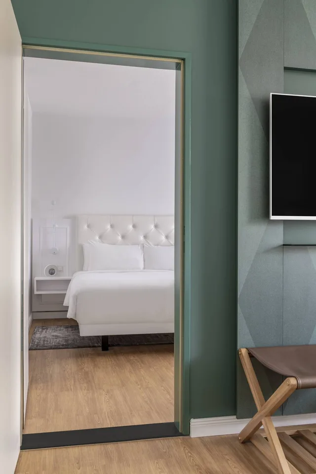 جناح جونيور بسرير كينج بغرفة نوم واحدة مع أريكة، Munich Marriott Hotel 6/6