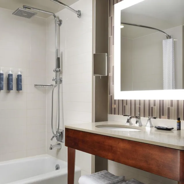 غرفة بريميوم بسرير كينج بإطلالة على المرفأ في طابق مرتفع، The Westin Portland Harborview 3/6