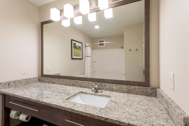غرفة بسرير مزدوج، GrandStay Hotel & Suites Rock Valley 4/4