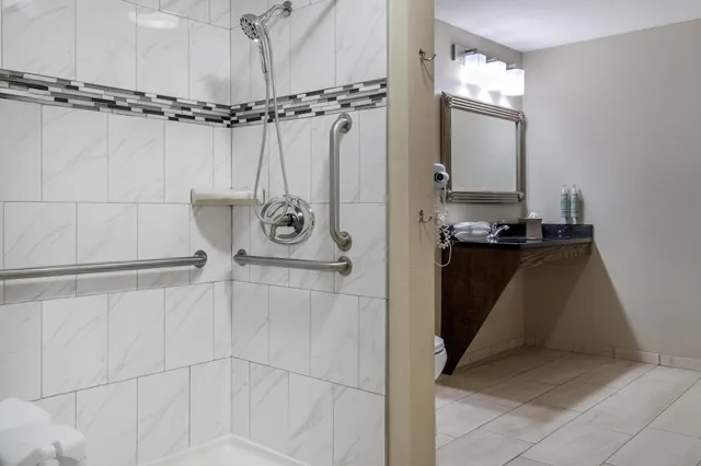جناح بسريرين كوين مع أريكة بمنطقة جلوس لذوي الإعاقة، Best Western Providence Warwick Airport Inn 4/7