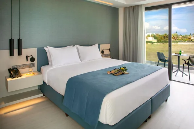 غرفة قياسية بسرير كينج بإطلالة على البحر بشرفة، Mercure Larnaca Beach Resort 2/8