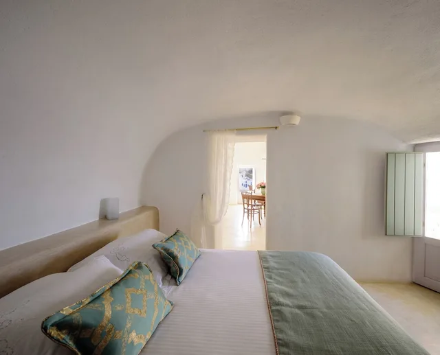 Suite, 1 Single and 2 Double Beds, Caldera View, Sofa، Fanari Villas 3/10