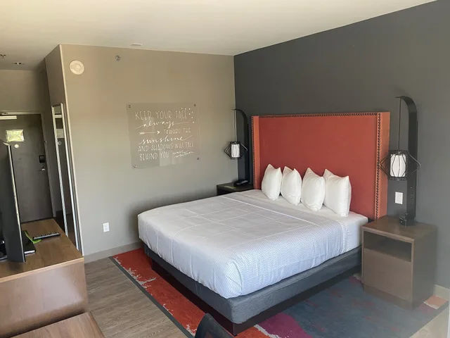 غرفة ديلوكس بسرير كينج بحوض استحمام لذوي الإعاقة، La Quinta Inn & Suites By Wyndham Lakeway 1/6