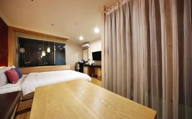 غرفة بريميوم بسرير كينج، Central Hotel 2/6