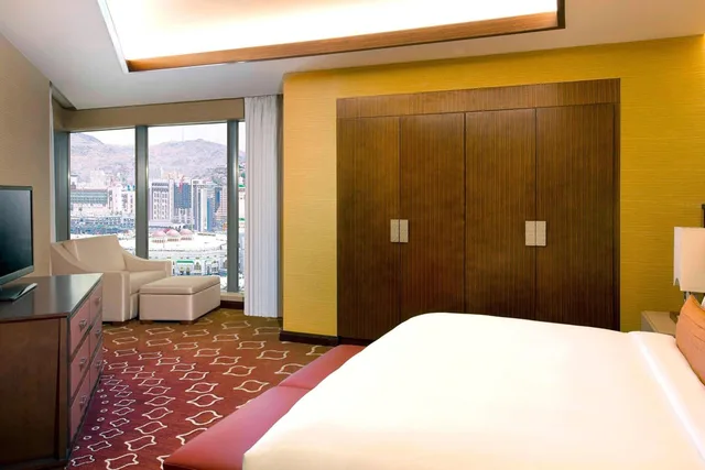 جناح تنفيذي بسرير كينج بغرفة نوم واحدة مع أريكة، فندق جبل عمر ماريوت مكة(Jabal Omar Marriott Hotel Makkah) 5/10