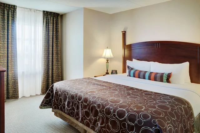 جناح بسرير كينج بغرفة نوم واحدة بمطبخ، Staybridge Suites Oakville Burlington 1/3