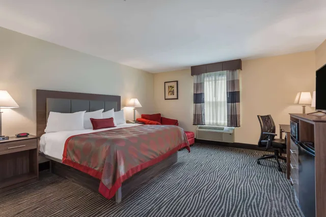 غرفة قياسية بسرير كينج لذوي الإعاقة، Ramada By Wyndham Hendersonville 1/5