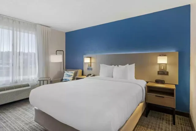 غرفة بسرير كينج وسرير كوين بحوض استحمام، Comfort Inn & Suites Corbin North 1/5