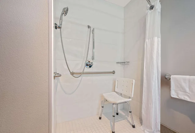 غرفة تنفيذية بسرير كينج لذوي الإعاقة، La Quinta Inn And Suites By Wyndham Seattle Federal Way 3/3