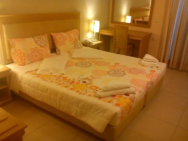 Room, Single, Queen Bed, Mountain View, Glyfada Beach 2/10