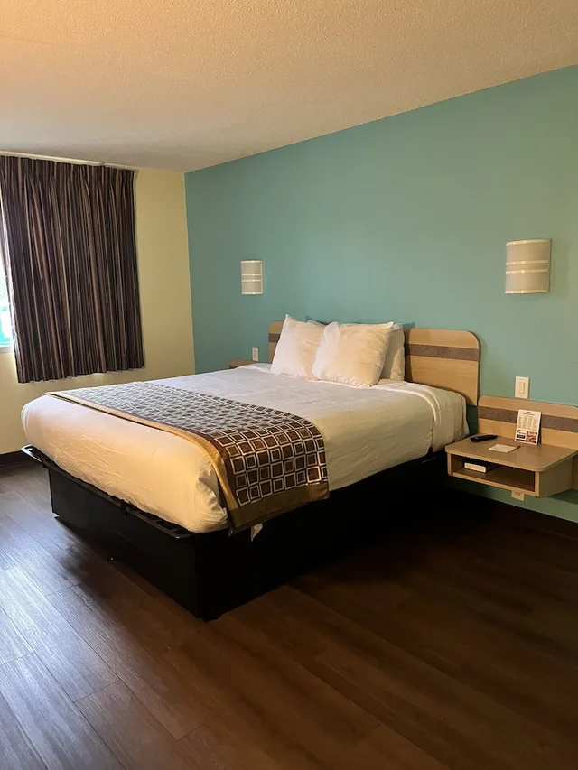 غرفة بسرير كينج لذوي الإعاقة، Howard Johnson by Wyndham Clarksville Tennessee 3/4