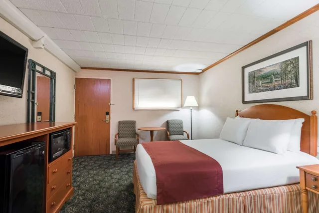 Traditional, Double Bed, Ground Floor, Accessible, Ramada by Wyndham State College Hotel & Conference Center 1/9