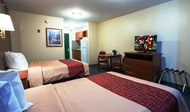 جناح بسريرين مزدوجين بمطبخ صغير لذوي الإعاقة، Red Roof Inn And Suites Dickinson 3/8