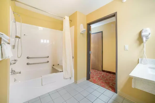 Upgrade, Suite, 2 Queen Beds, Sofa، Quality Inn O'Fallon IL - St. Louis 6/10