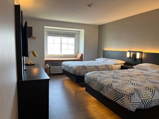 غرفة ديلوكس بسريرين كوين بحوض استحمام، Motel6 Indianapolis, IN 3/8