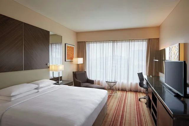 Deluxe, King Bed, Pool View, Courtyard By Marriott Mumbai International Airport 2/6