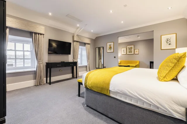 Castle, Resort, Executive, King Bed, Sofa، The Vale & Golf Club 1/10