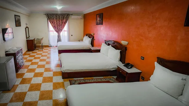 غرفة ثلاثية، Hotel Les Ambassadeurs 1/6