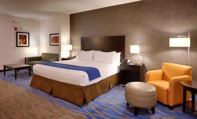 جناح بسرير كينج مع أريكة، Holiday Inn Express Suites Overland Park 2/8