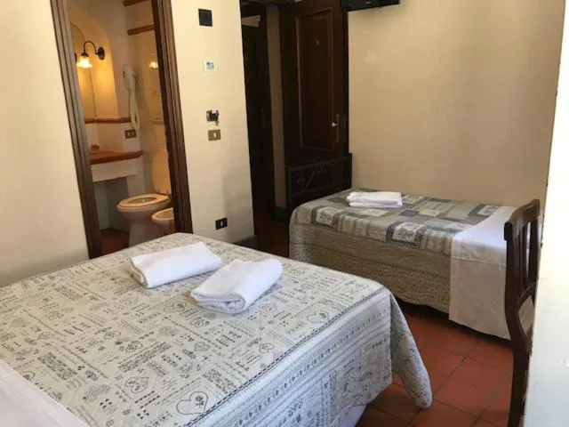 غرفة ثلاثية بحمام خاص، Okapi Rooms 1/10