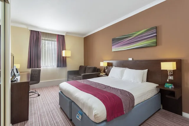 غرفة قياسية بسرير كوين مع أريكة، Holiday Inn Leamington Spa - Warwick, an IHG Hotel 2/8
