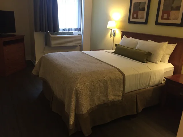 Suite, Queen Bed, Sofa, Kitchen, Hotel Saint Laurent Montreal 2/10