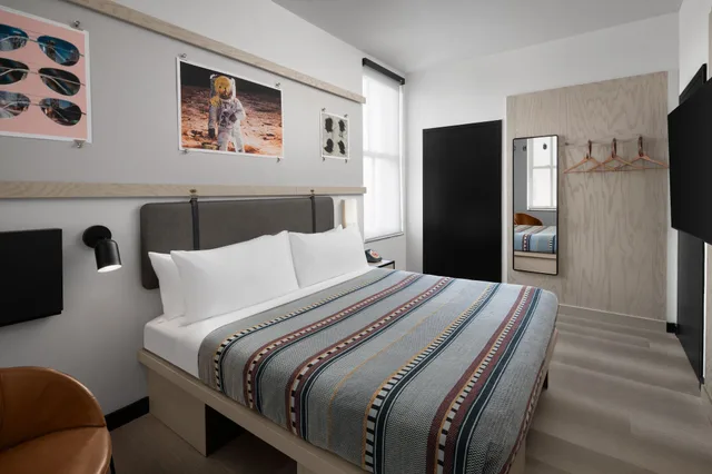غرفة قياسية بسرير كينج لذوي الإعاقة، Moxy Houston Downtown 2/6