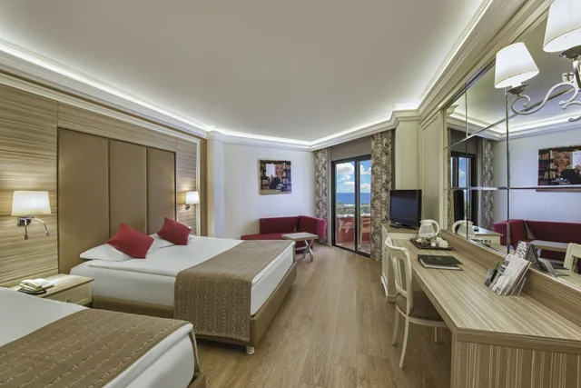 غرفة قياسية بسرير كوين بإطلالة جزئية على البحر، Delphin Deluxe Resort 5/10