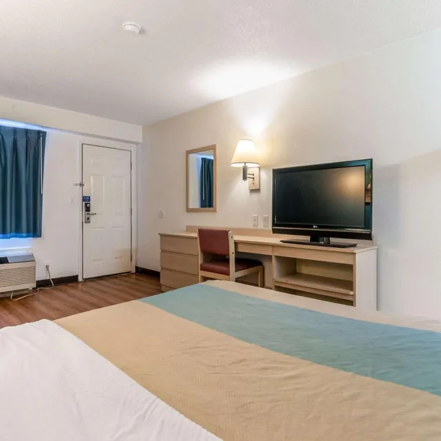 1 Full Bed - Mobility Access RI Shwr, Nsmk، Motel6 Farmington Hills, MI - Northwest - Farmington Hills 7/10