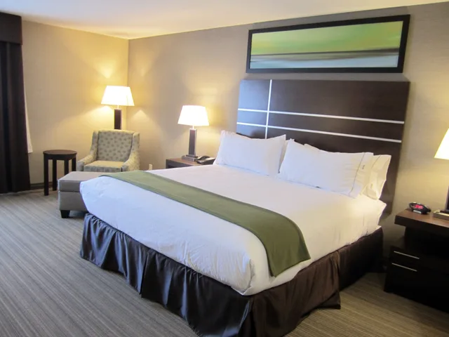 Room, King Bed, Accessible, HOLIDAY INN EXPRESS GOLDEN KICKING HORSE 1/2