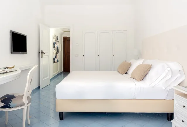 غرفة كومفورت بسرير كينج بإطلالة على البحر بشرفة، Hotel Belair 7/10
