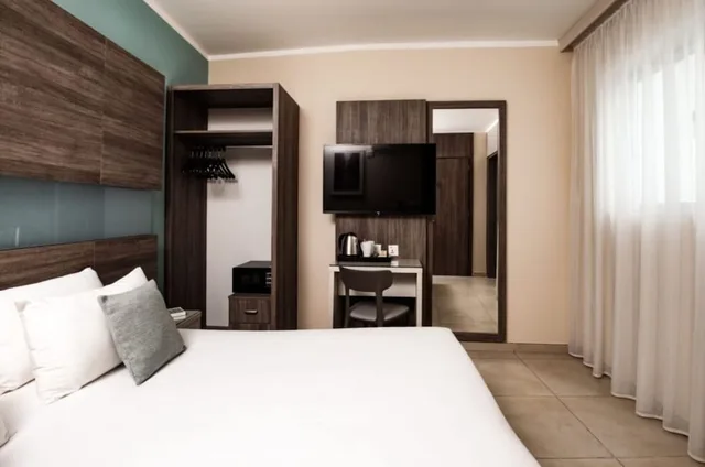 غرفة قياسية بسرير مزدوج أو سريرين منفصلين، 115 The Strand Hotel And Suites 1/6