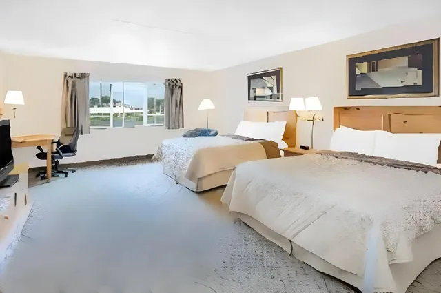 Room, 2 Queen Beds, Cobblestone Suites Oshkosh 7/8